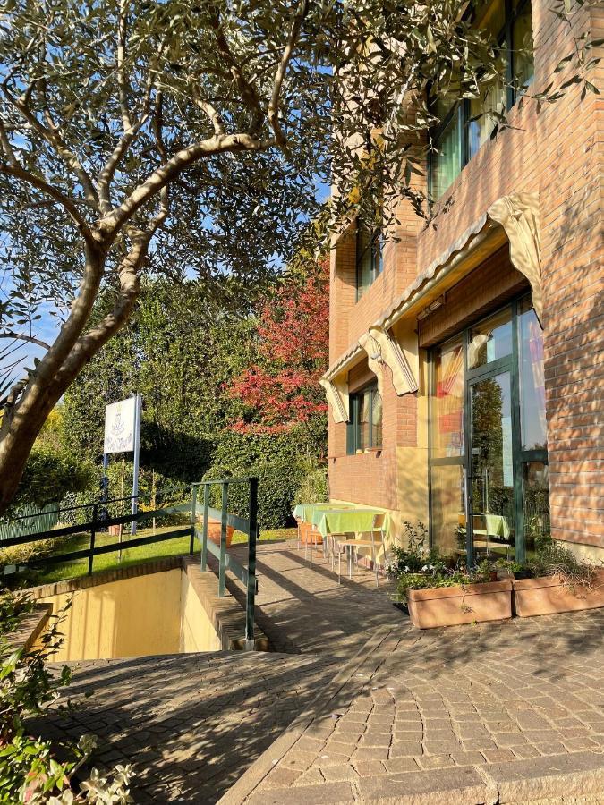 Hotel Visconti Cardano Al Campo Luaran gambar