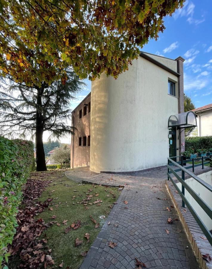 Hotel Visconti Cardano Al Campo Luaran gambar