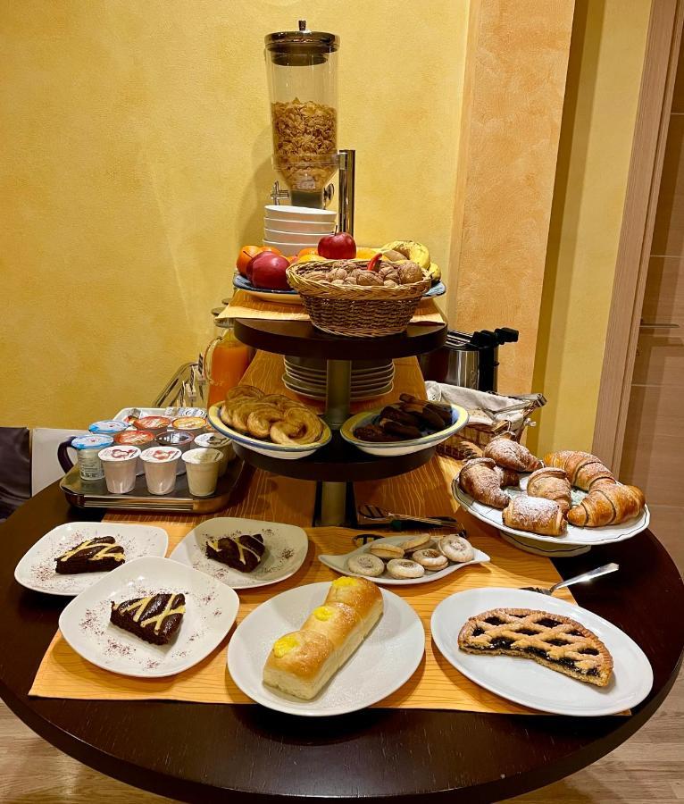 Hotel Visconti Cardano Al Campo Luaran gambar