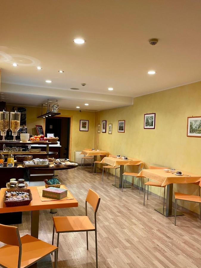 Hotel Visconti Cardano Al Campo Luaran gambar