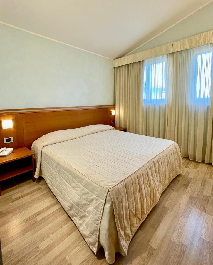 Hotel Visconti Cardano Al Campo Luaran gambar