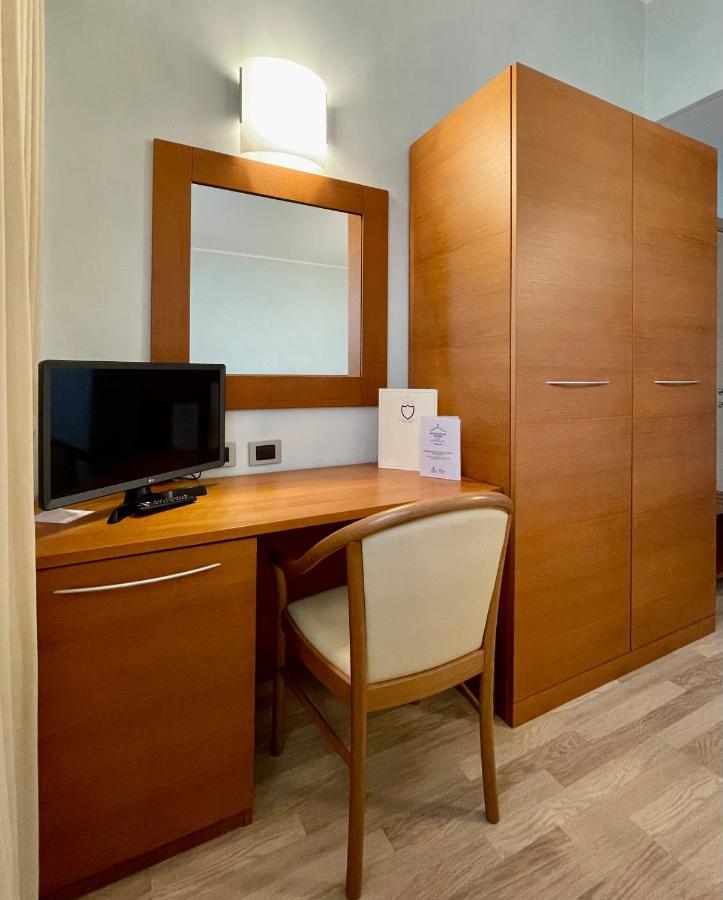 Hotel Visconti Cardano Al Campo Luaran gambar
