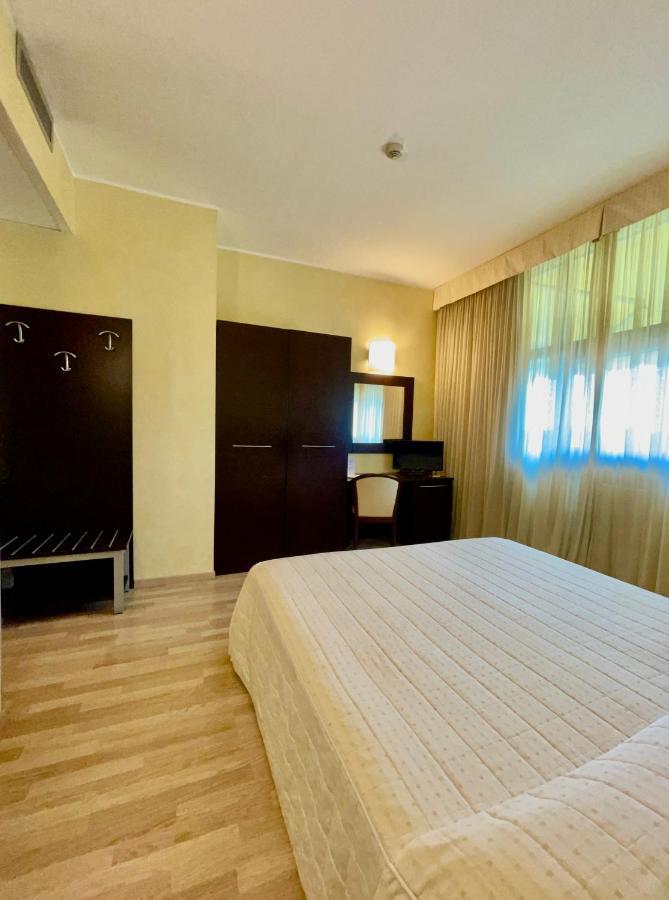Hotel Visconti Cardano Al Campo Luaran gambar