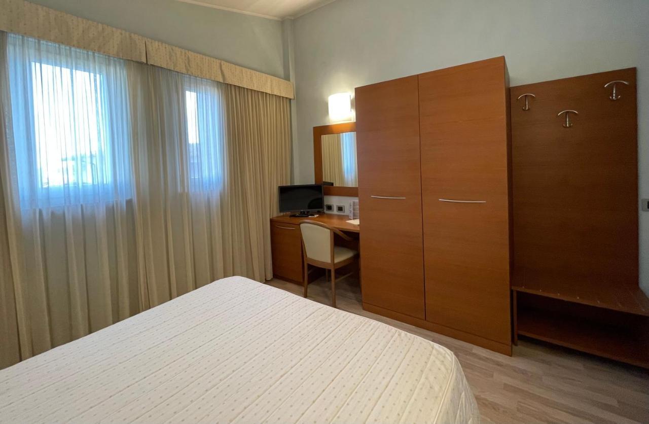 Hotel Visconti Cardano Al Campo Luaran gambar