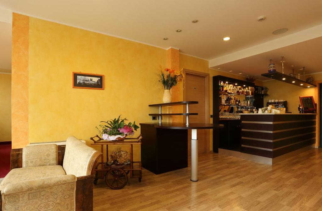 Hotel Visconti Cardano Al Campo Luaran gambar
