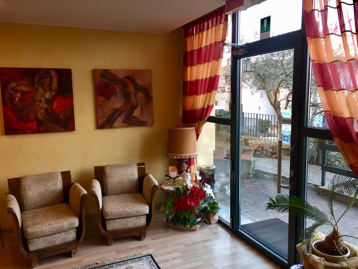 Hotel Visconti Cardano Al Campo Luaran gambar