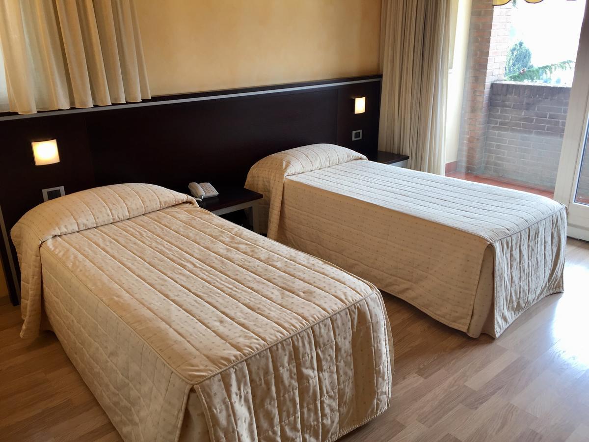 Hotel Visconti Cardano Al Campo Luaran gambar