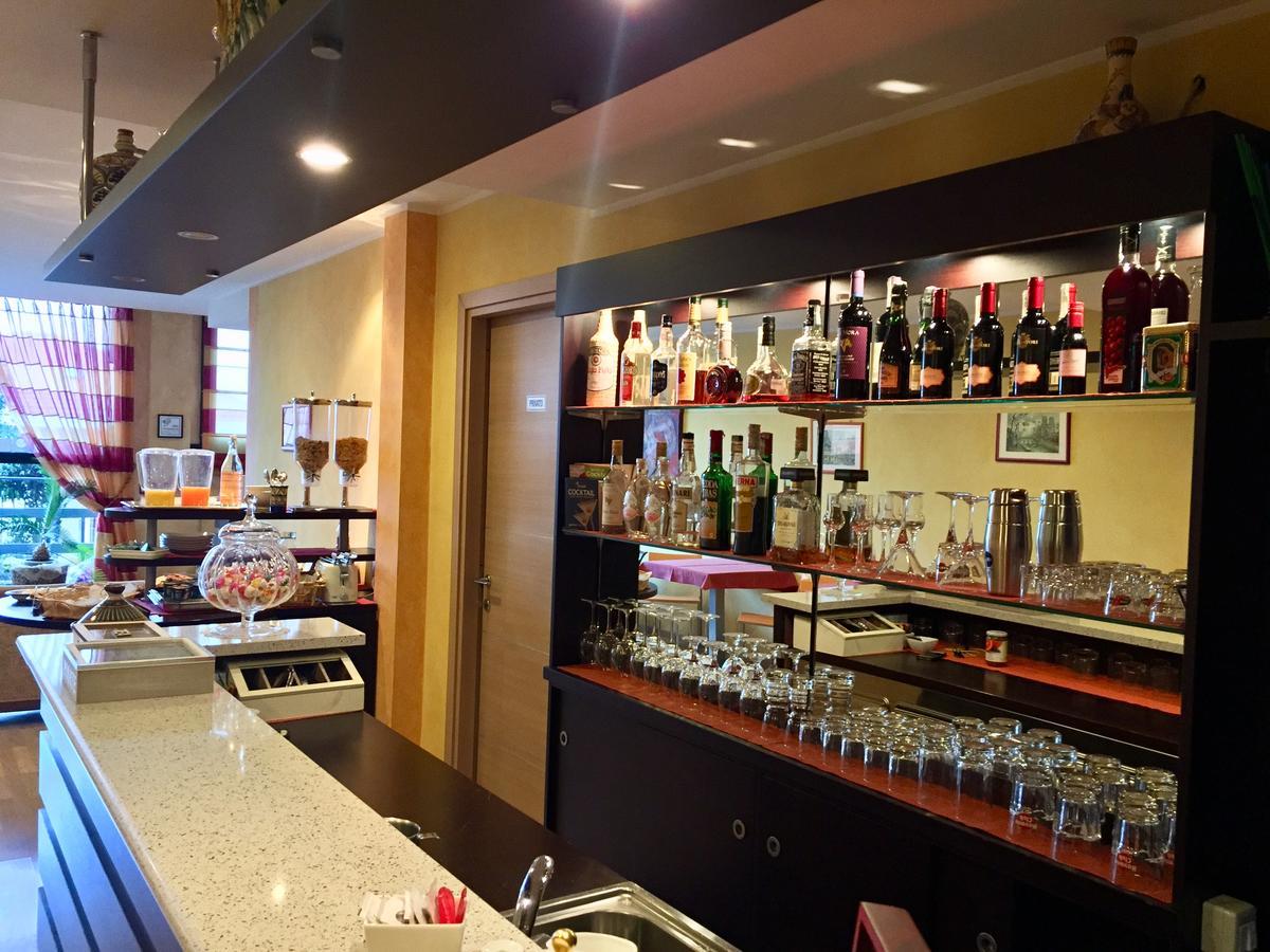 Hotel Visconti Cardano Al Campo Luaran gambar