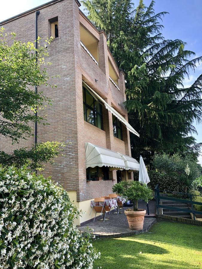 Hotel Visconti Cardano Al Campo Luaran gambar