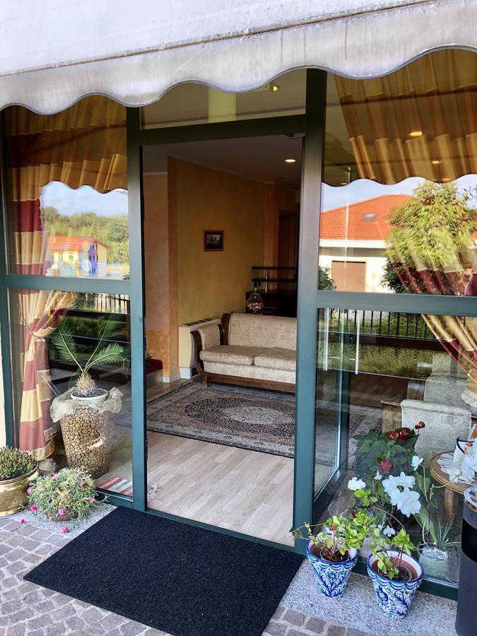 Hotel Visconti Cardano Al Campo Luaran gambar