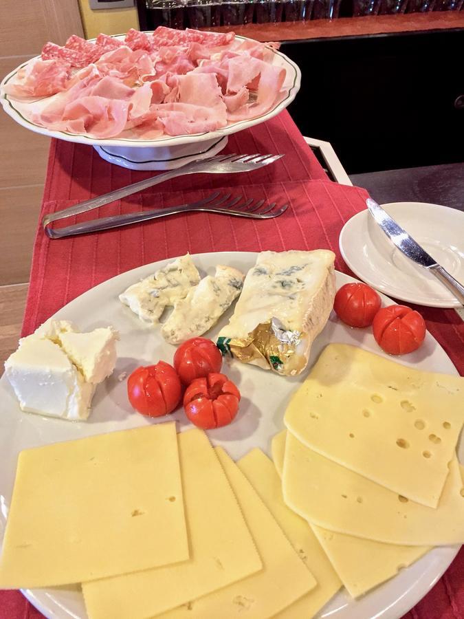 Hotel Visconti Cardano Al Campo Luaran gambar