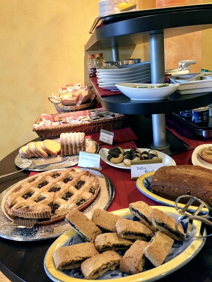 Hotel Visconti Cardano Al Campo Luaran gambar