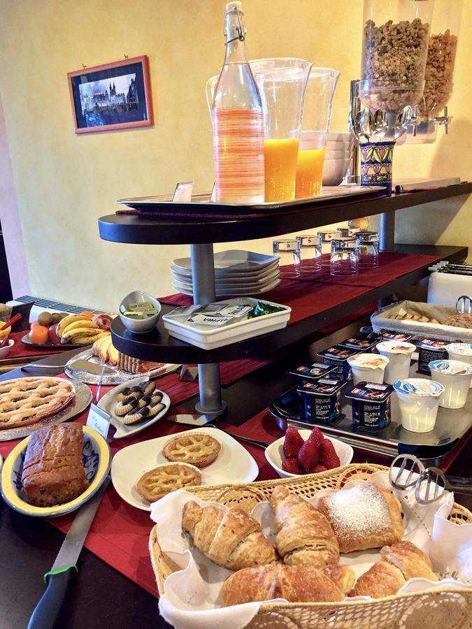 Hotel Visconti Cardano Al Campo Luaran gambar