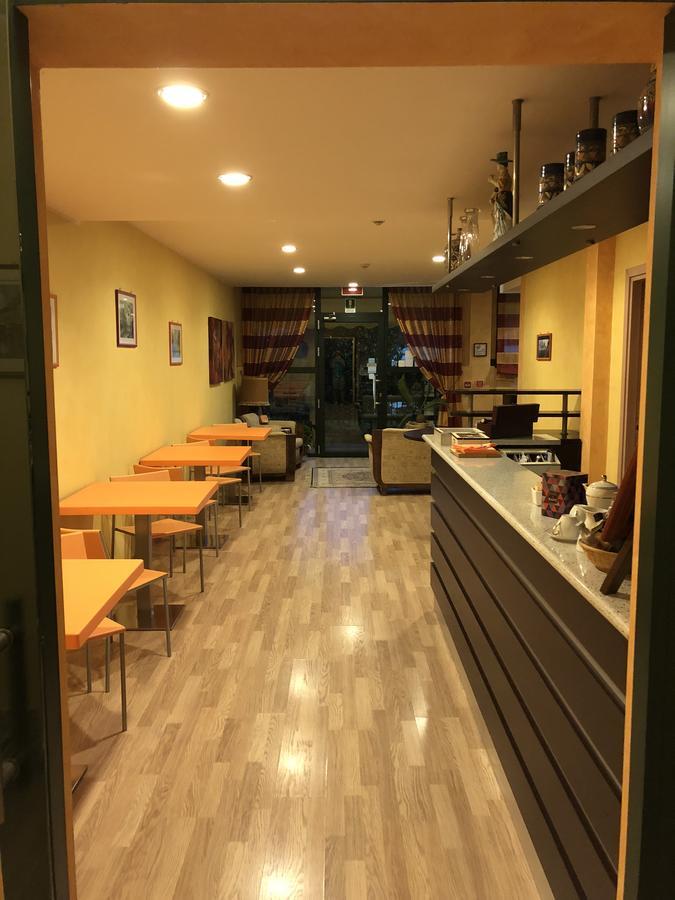 Hotel Visconti Cardano Al Campo Luaran gambar