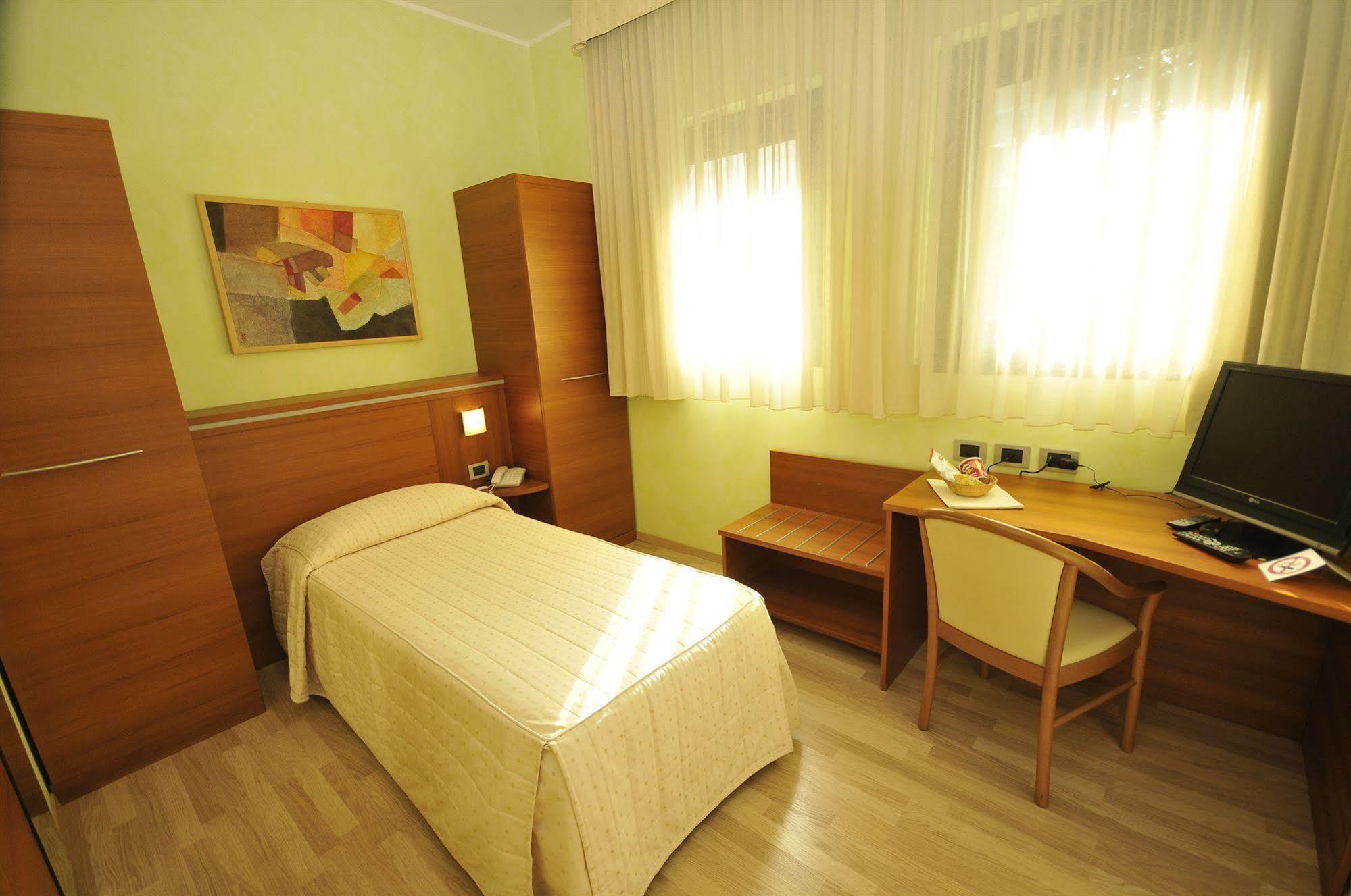 Hotel Visconti Cardano Al Campo Luaran gambar