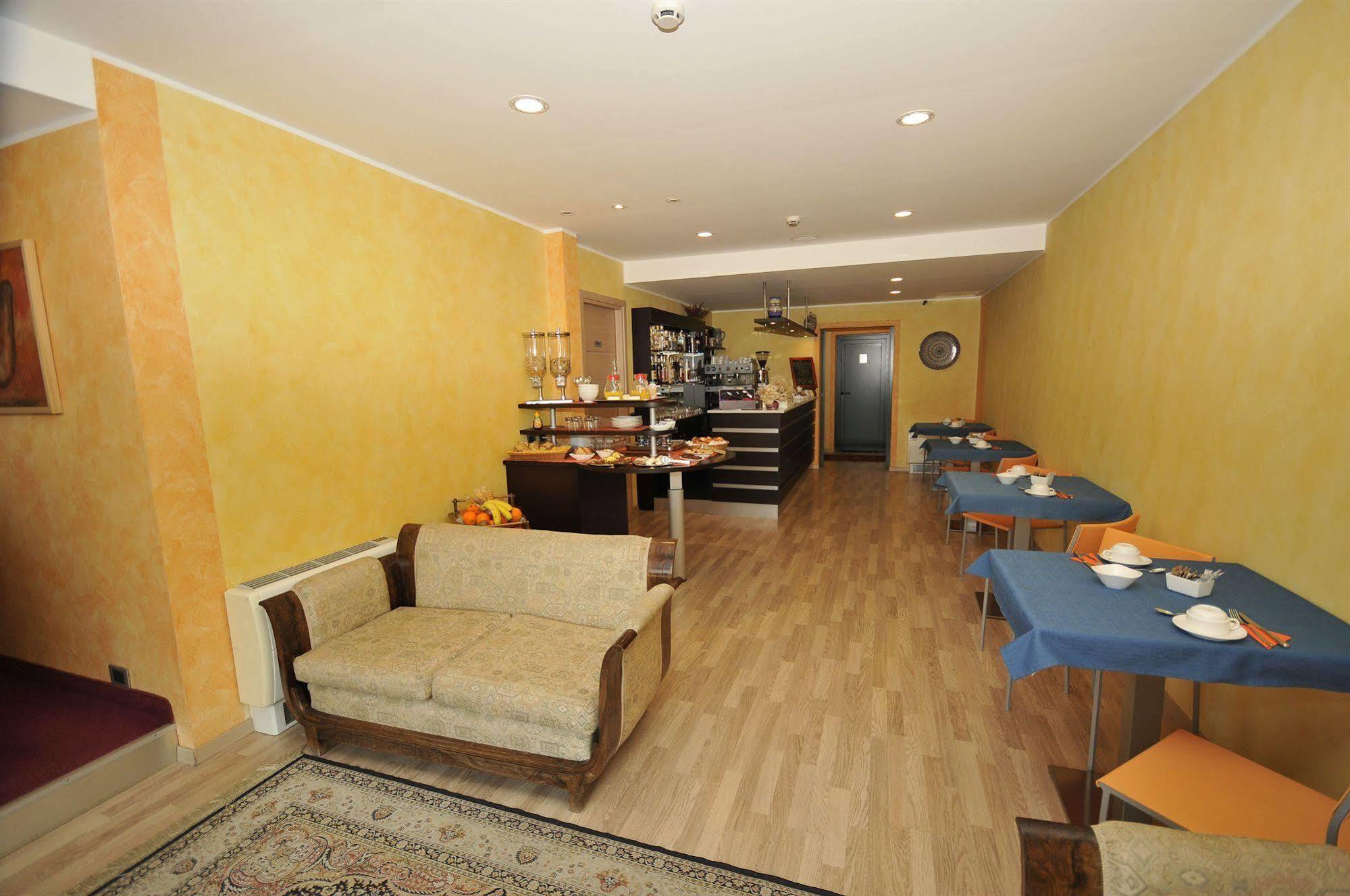 Hotel Visconti Cardano Al Campo Luaran gambar