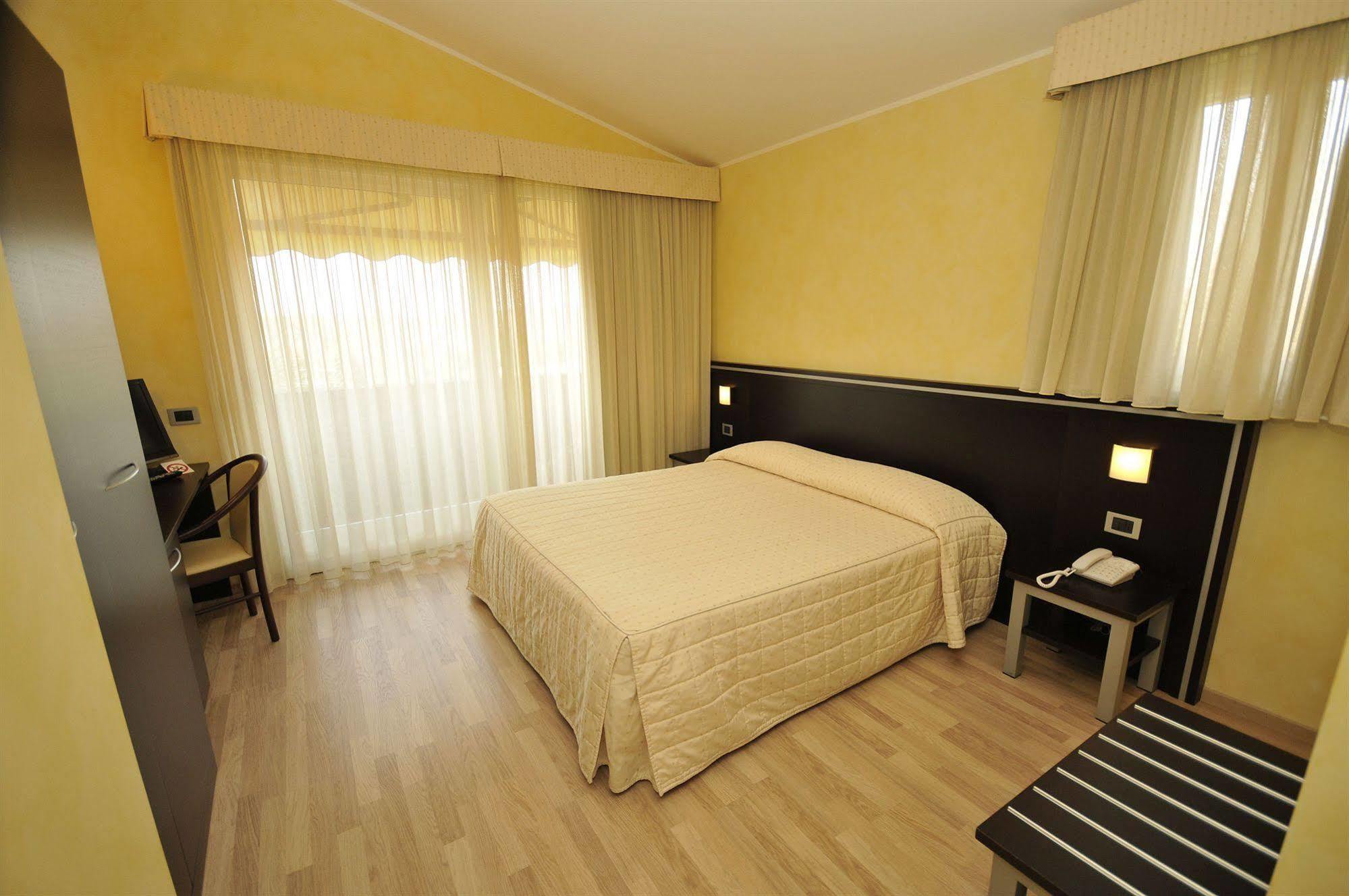 Hotel Visconti Cardano Al Campo Luaran gambar