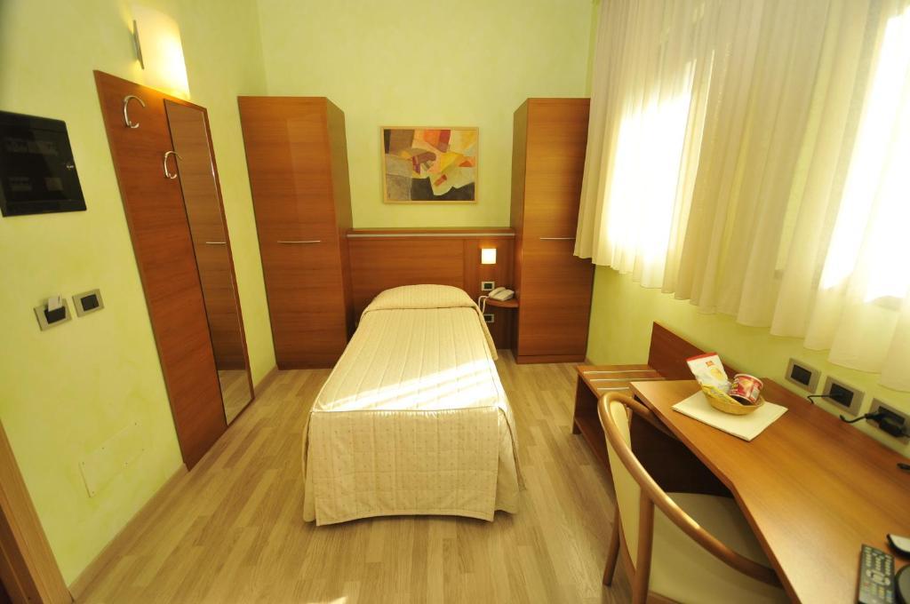 Hotel Visconti Cardano Al Campo Bilik gambar