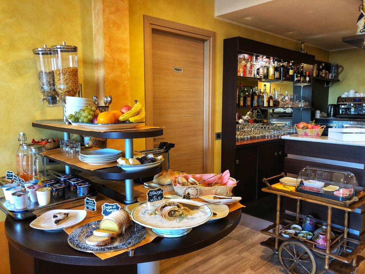 Hotel Visconti Cardano Al Campo Luaran gambar